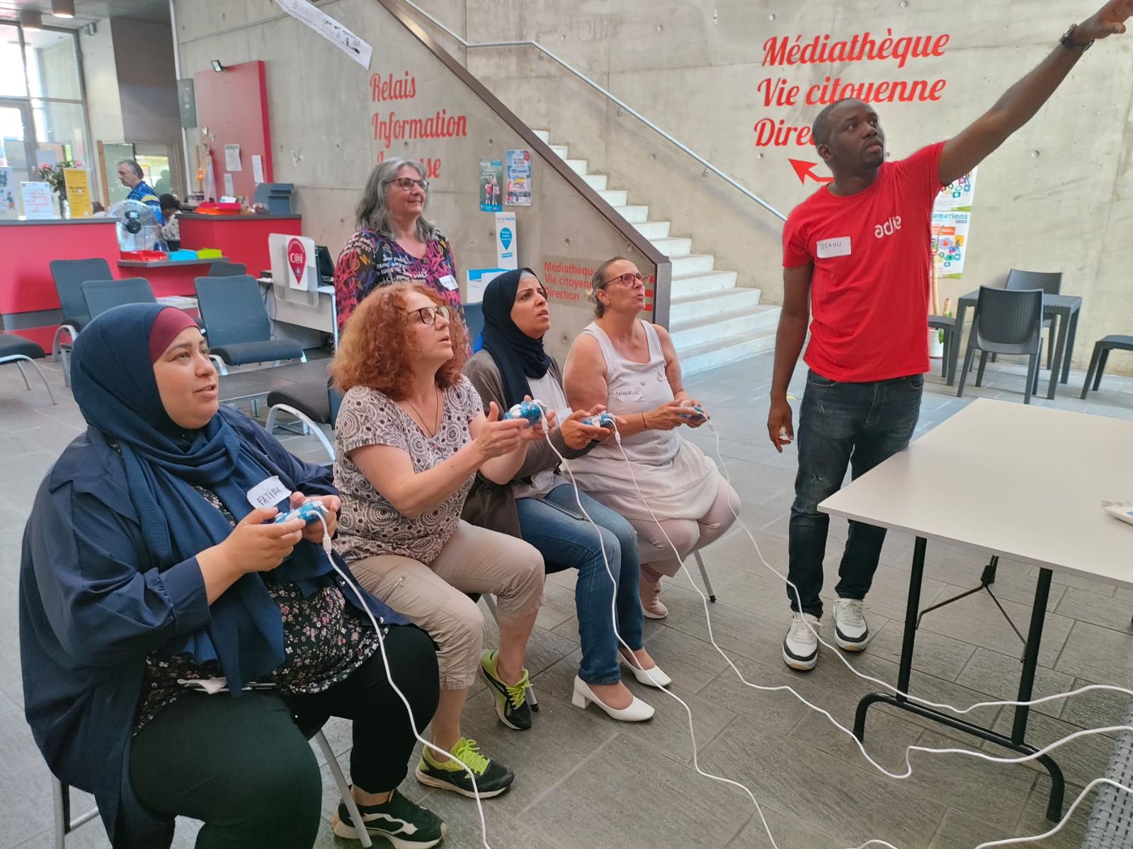 Des participantes jouent ensemble sous le regard d'un animateur RETROCORP