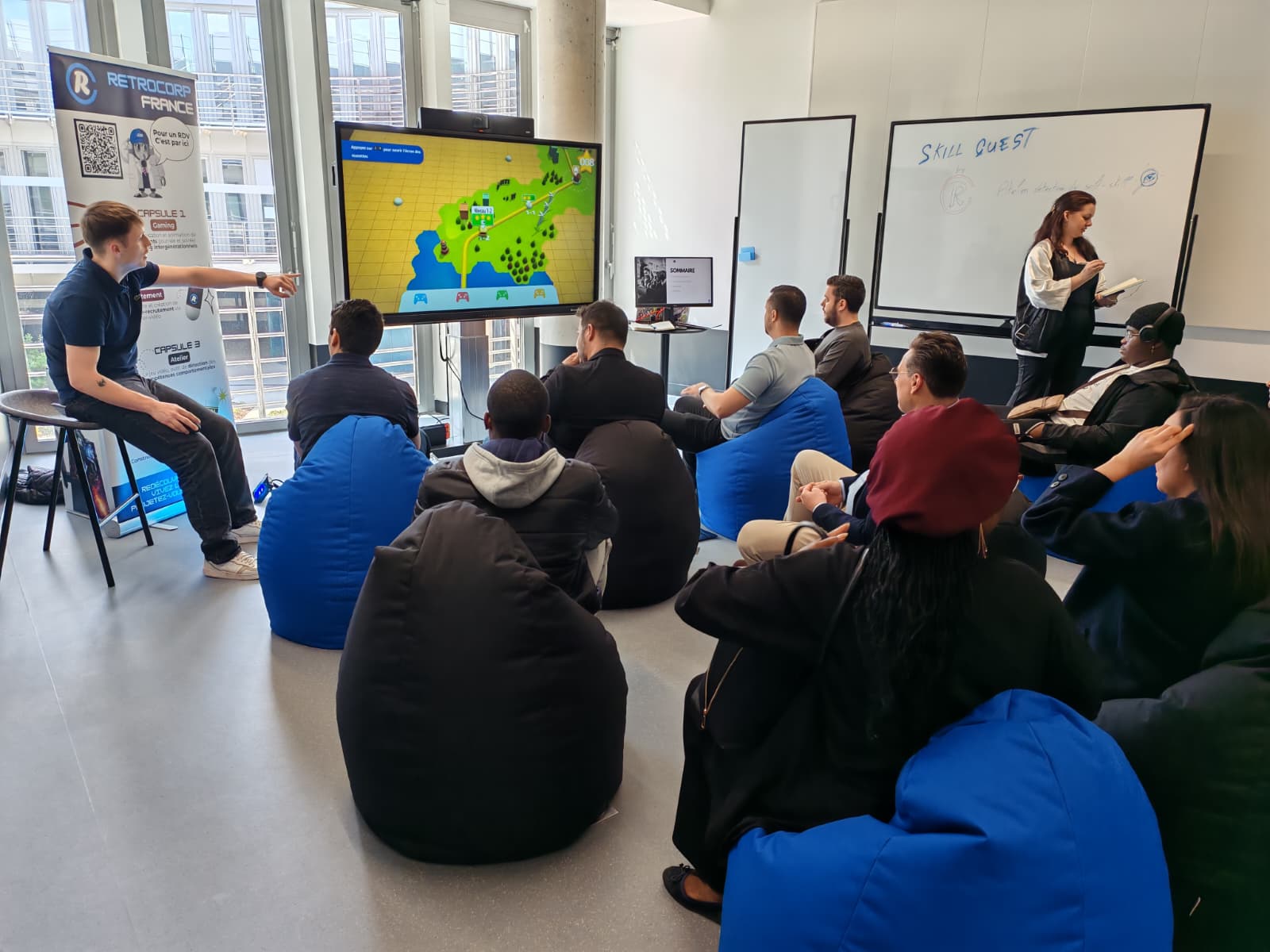 Un groupe de participants suit un atelier animé par RETROCORP