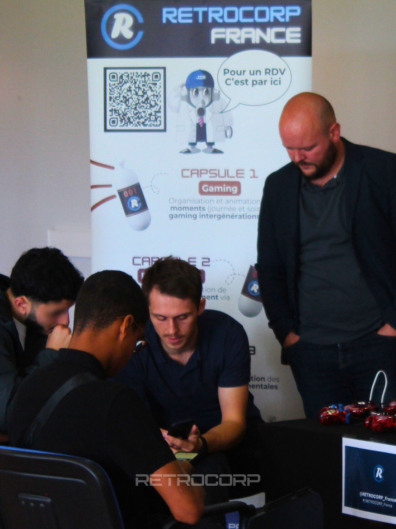 Échanges avec des candidats sur le stand RETROCORP